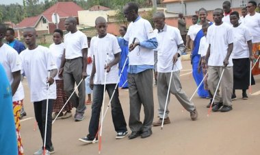 Abafite ubumuga bwo kutabona bifuza ko inkoni yera yajya yishyurwa ku bwishingizi