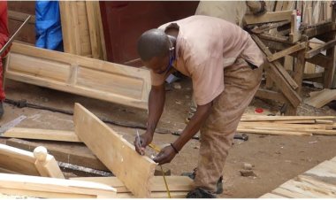 Minisiteri y’abakozi ba leta n’umurimo irashishikariza urubyiruko kwihugura ku bijyanye no kwihangira umurimo