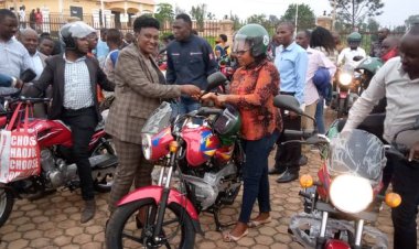 Gisagara: Abanyamabanga nshingwabikorwa b'utugari bahawe moto zibafasha mu kazi