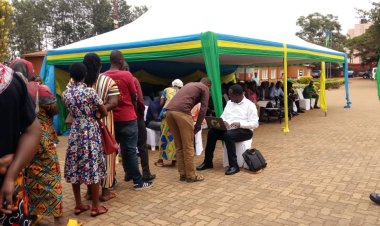 Abajya kwaka serivise mu nzego z’ubuyobozi bakakwa ibyangombwa bitandukanye bagomba kwigengesera