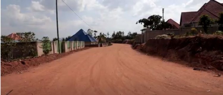 Babangamiwe n’imihanda yo muri karitsiye yangizwa n’amazi igatinda gusanwa