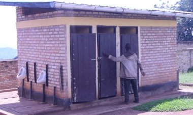 Gisagara: Abaturage barema isoko rya Ndora babangamiwe n'umwanda uba mu bwiherero bw'isoko