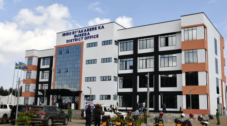 BURERA: Basezeranyijwe guhererwa serivise nziza mu nyubako nsha y'Akarere
