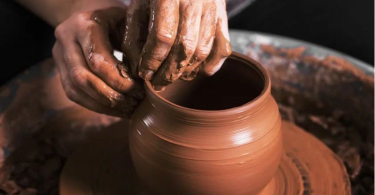 Huye: Abakora umwuga w’ububumbyi barasaba aho bakura ibumba hazwi