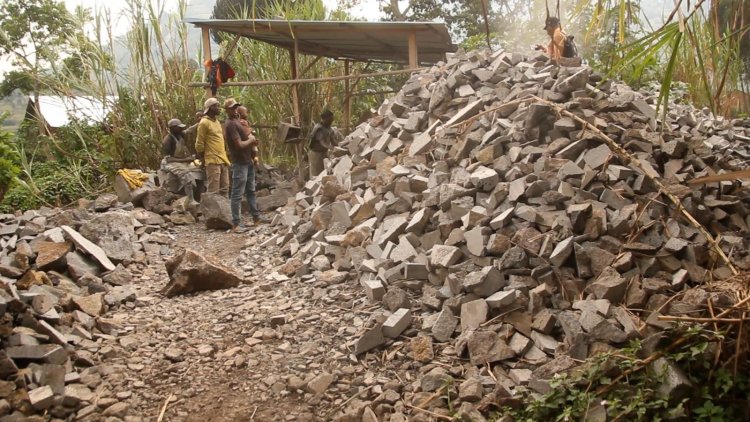 Musanze: babangamiwe n’inganda ziconga amabuye ziri mu ngo zibica amatwi