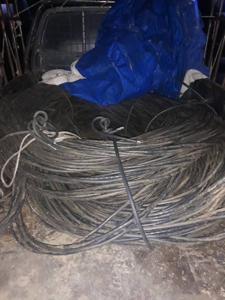 Batatu bafatanywe metero zisaga 250 z’insinga z’amashanyarazi bikekwa ko ari inyibano