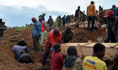 Bari mu gihirahiro cyo gushyingura ababo kubera ibiza