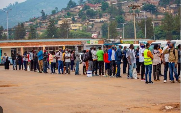 Kigali: Hari abaturage bakomeje kwinubira gutinda kubona imodoka zitwara abagenzi mu buryo bwa rusange