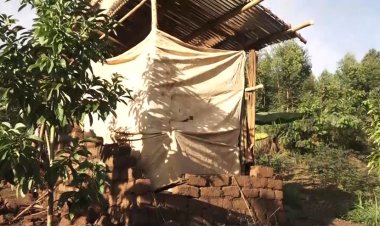 Rwamagana: Abaturage baratabariza Umubyeyi w'abana 2 umaze iminsi 4 arara muri shitingi nyuma y’uko ubuyobozi bumusenyeye inzu