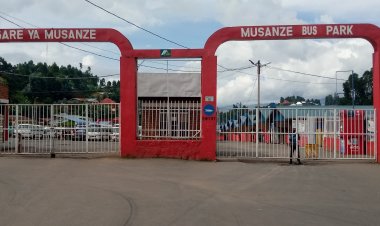 Musanze: Abagenzi ba Musanze-Kinigi barinubira kugenda bacigatiye n’imitwaro iremereye.