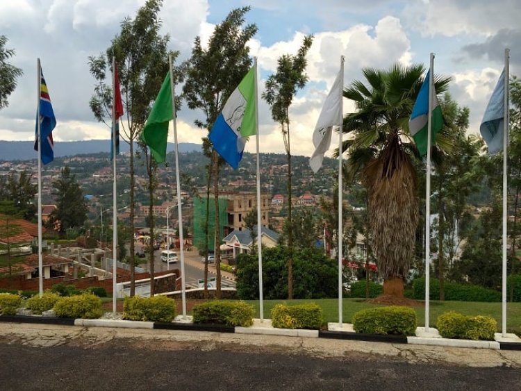 Hari abavuga ko mitwe ya Politiki mu Rwanda itamanuka ngo igere ku muturage wo hasi
