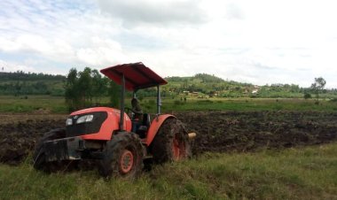 Hari abahinzi bavuga ko bumva mu magambo gusa ibijyanye no guhingisha imashini zihinga