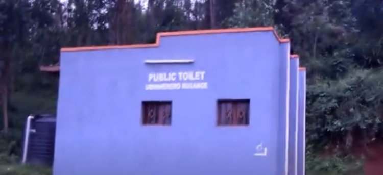 Inadequate public toilets force people to stop and urinate on the outskirts of the street