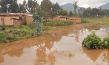 Nyabihu: Abaturage bahangayikishijwe n'amazi ari kuva mu birunga akarengera ingo nta mvura yaguye
