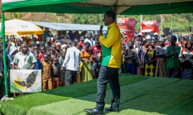 Rutsiro: Dr. Frank Habineza yasezeranyije abaturage kububakira isoko rya Gisiza