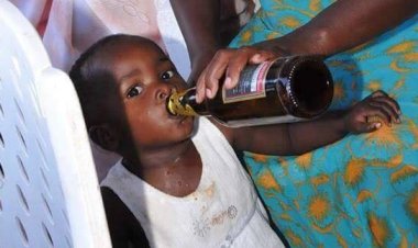 Hari ababyeyi batoza abana babo kunywa inzoga bakiri bato