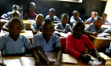 Hari kugarara ikibazo cy’ubucucike bukabije bw’abana mu mashuri