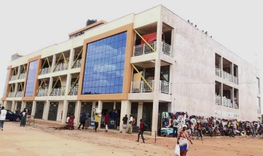 Kayonza: Abacururiza hejuru y'isoko rya Kabarondo baratabaza 