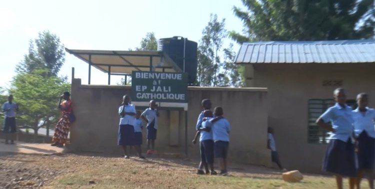 Hari ababyeyi binubira ikigo cy'ishuri kibishyuza amafaranga y'umwaka wose