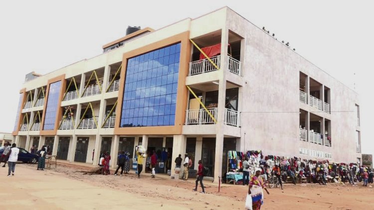 Kayonza: Abacururiza hejuru y'isoko rya Kabarondo baratabaza