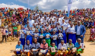 Amajyaruguru: Abanyeshuri 700 bo mu miryango itishoboye bahawe ibikoresho by'ishuri