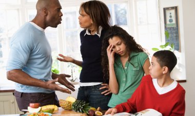 Hari abanenga ababyeyi ku myitwarire itari myiza bagaragaza imbere y’abana babo