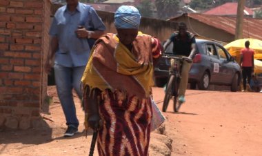 Bamwe babona uruhare rw'abageze mu zabukuru nk'inkingi ariko abandi bakabifata nk'umutwaro