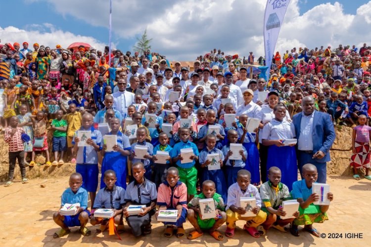 Amajyaruguru: Abanyeshuri 700 bo mu miryango itishoboye bahawe ibikoresho by'ishuri