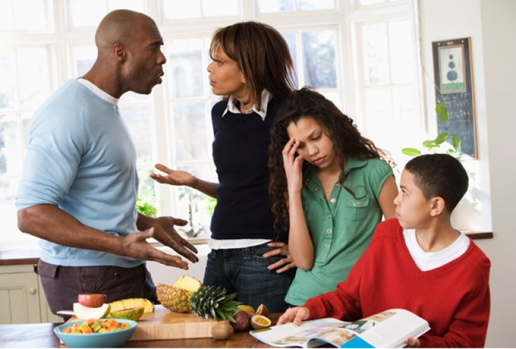 Hari abanenga ababyeyi ku myitwarire itari myiza bagaragaza imbere y’abana babo