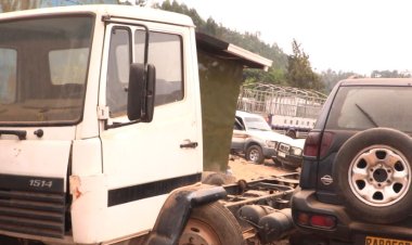 Kigali: Abaturiye amagaraje babangamiwe n'akajagari k'imodoka ziparikwa ku mihanda