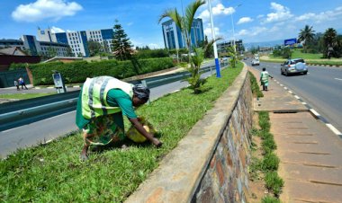 Abakora akazi ko gukubura mu muhanda barasaba ko bagabanyirizwa amasaha bakora