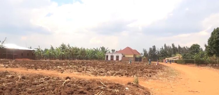 Kayonza: Abaturage binubira serivise z’ubutaka bahabwa, ubuyobozi bwo bufite ingamba