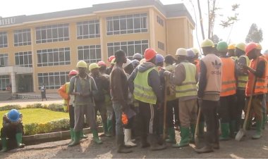 Nyabihu: Abarenga 100 mu bubaka amashuri baje kwishyuza amafaranga bakoreye ku karere