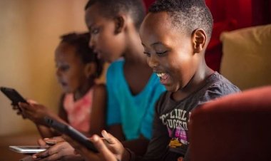 Inzobere mu by'ubuzima bwo mu mutwe ziraburira ababyeyi kwitondera ibyo bereka abana ku ikoranabuhanga