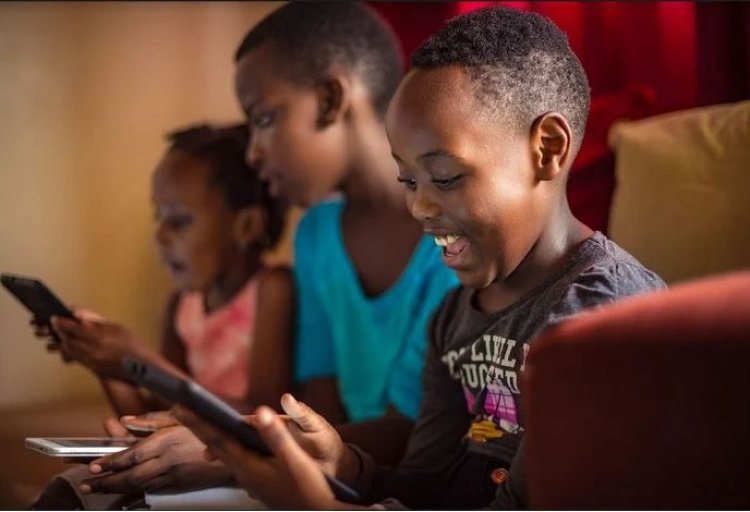 Inzobere mu by'ubuzima bwo mu mutwe ziraburira ababyeyi kwitondera ibyo bereka abana ku ikoranabuhanga