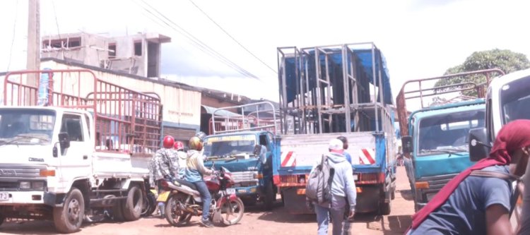 Abashoferi batwara imodoka z'imizigo barinubira amande bacibwa na Rwanda Revenue Authority