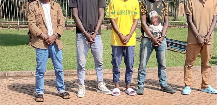 Bari barayogoje abaturage i Kayonza na Gatsibo, bakabikora bambaye impuzankano z'abanyerondo