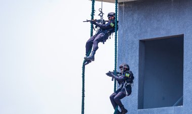 Abapolisi 24 basoje amasomo y'umutwe wihariye mu gukoresha intwaro n’amayeri yihariye ku rugamba ( Amafoto)