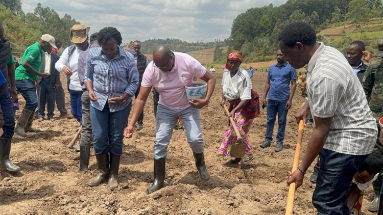 Nyaruguru: Abahinzi basabwe gushaka uko bahangana n’imihindagurikire y’ikirere