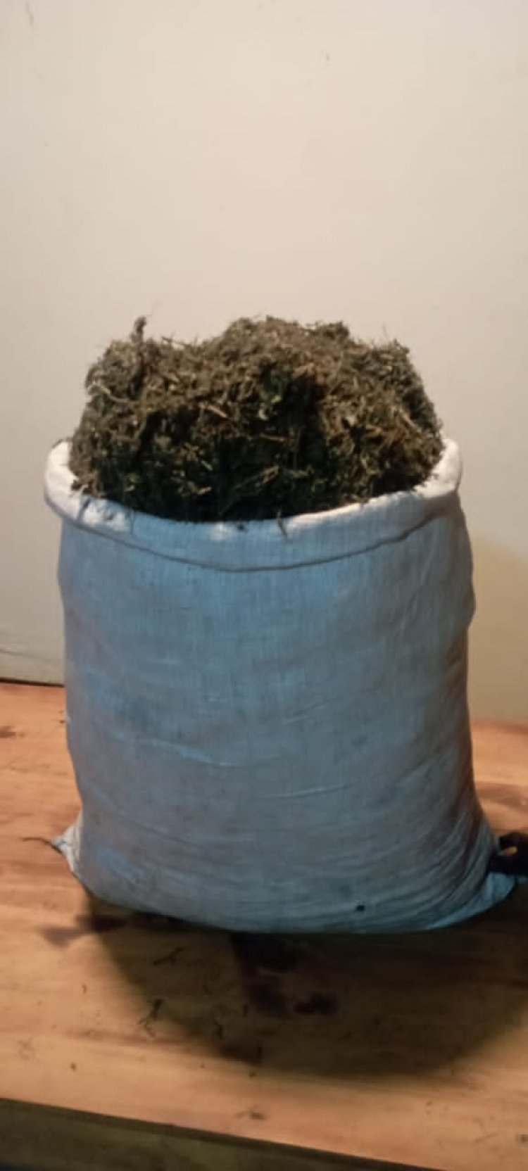 KIGALI: Polisi yafashe abagabo babiri batwaye ibiro 28 by’urumogi kuri moto