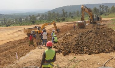 Kirehe: Abaturage barumukiye mu gisa n'imyigaragambyo basaba kwishyurwa ingurane y'ubutaka bwabo (Amafoto)