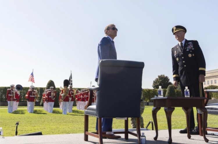 Minisitiri w'ingabo wa Amerika yirukanye mu nshingano umugaba w’Ingabo zirwanira ku butaka